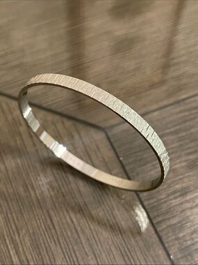 Vintage Unsigned Textured Diamond Cut Silver-tone Bangle Bracelet